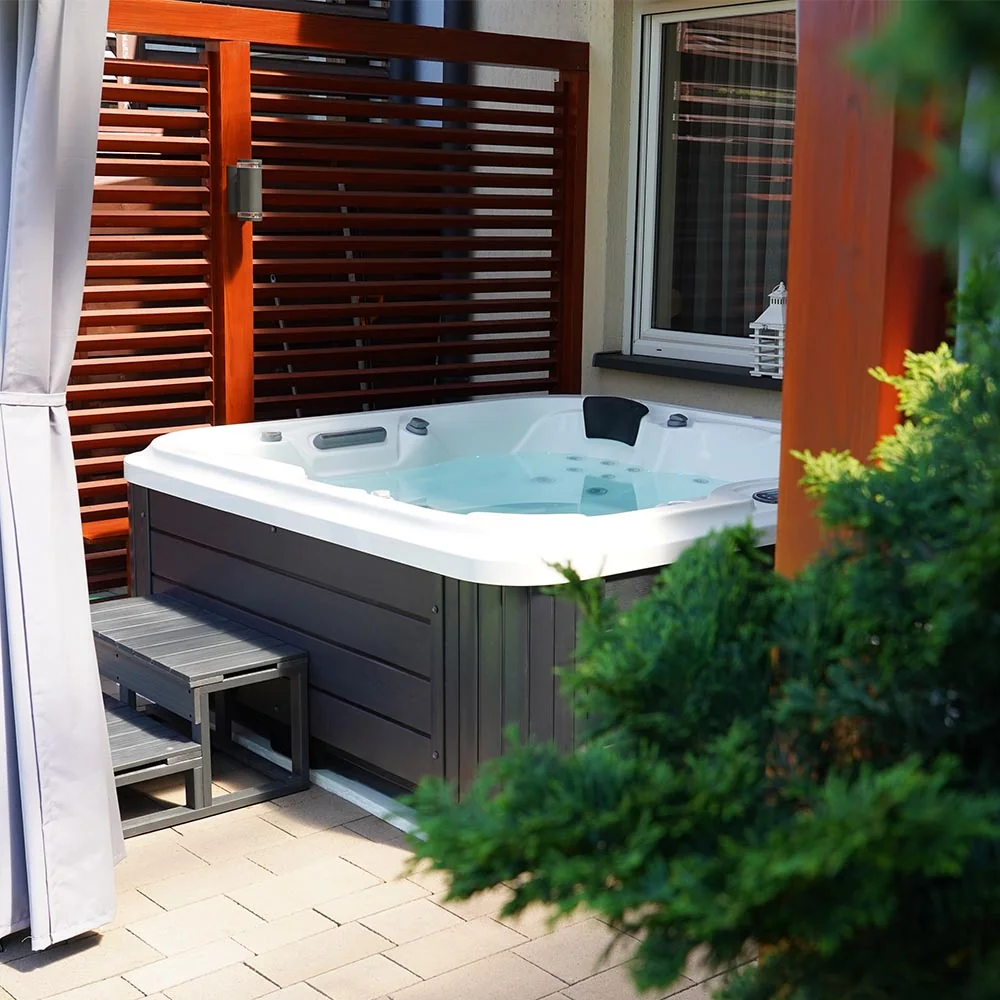 Jacuzzi ogrodowe zamontowane na tarasie przy domu