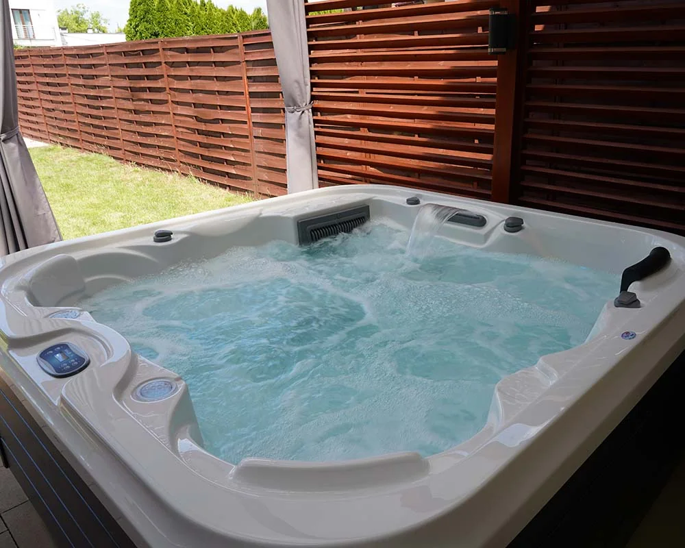 Pracujący hydromasaż w jacuzzi ogrodowym