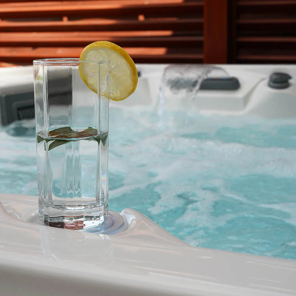 Szklanka z wodą i cytryną na brzegu jacuzzi