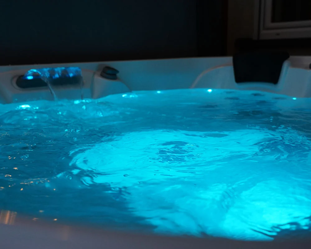 Podświetlana woda w jacuzzi wieczorem