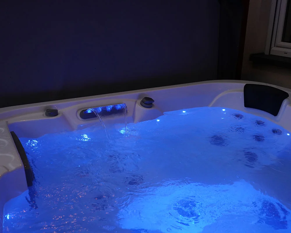 Niebieskie podświetlenie wody w jacuzzi nocą